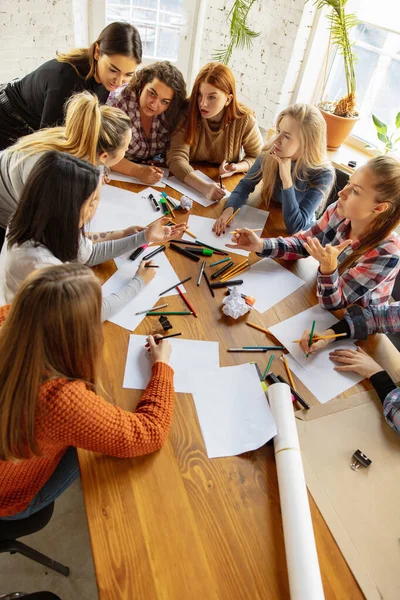 Les jeunes discutent des droits des femmes et de l'égalité au bureau — Photo