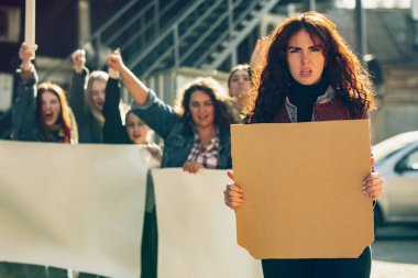 Sokaklarda kadın hakları ve eşitliğini protesto eden gençler