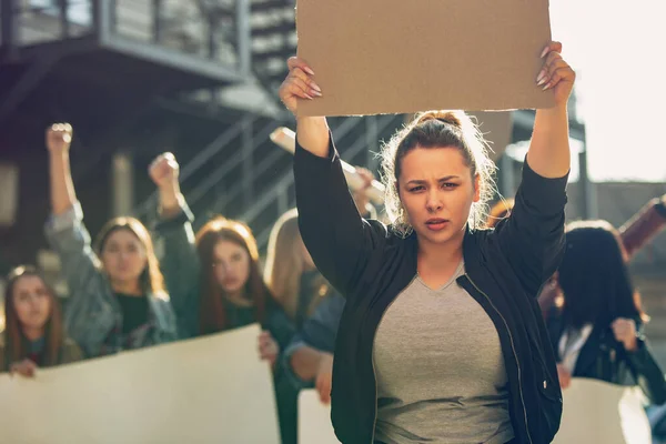 Jovens que protestam pelos direitos das mulheres e pela igualdade nas ruas — Fotografia de Stock