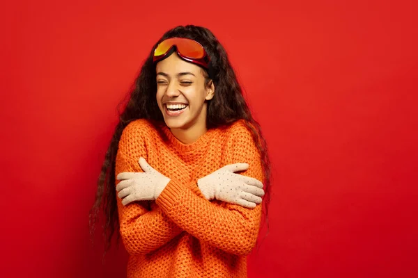 Africano-americano jovens mulheres retrato em máscara de esqui no fundo vermelho — Fotografia de Stock