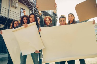 Sokaklarda kadın hakları ve eşitliğini protesto eden gençler