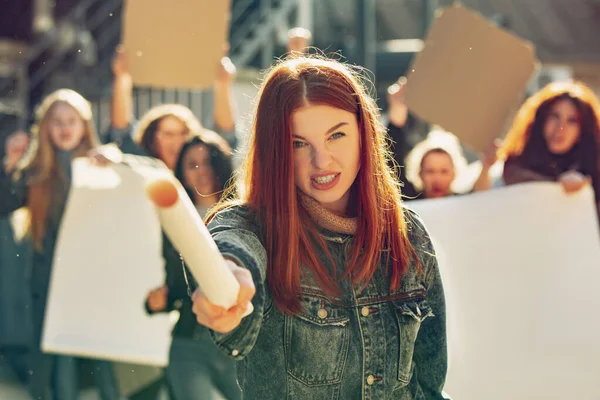 Jóvenes protestando por los derechos de la mujer y la igualdad en la calle —  Fotos de Stock
