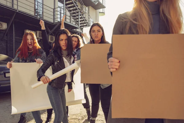 Mladí lidé protestují proti právům žen a rovnosti na ulici — Stock fotografie