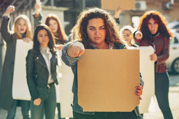 Mladí lidé protestují proti právům žen a rovnosti na ulici — Stock fotografie