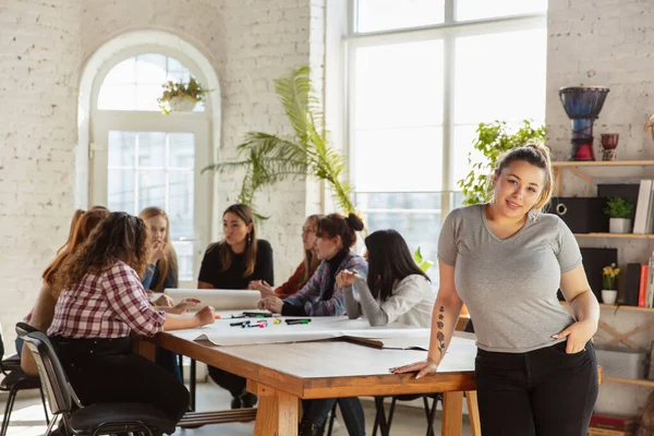 Les jeunes discutent des droits des femmes et de l'égalité au bureau — Photo