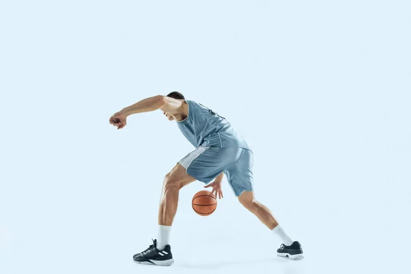 Joven jugador de baloncesto caucásico contra fondo blanco estudio —  Fotos de Stock