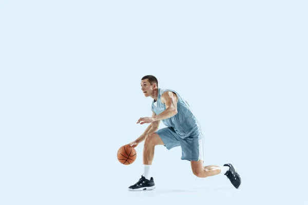 Jovem jogador de basquete caucasiano contra fundo estúdio branco — Fotografia de Stock