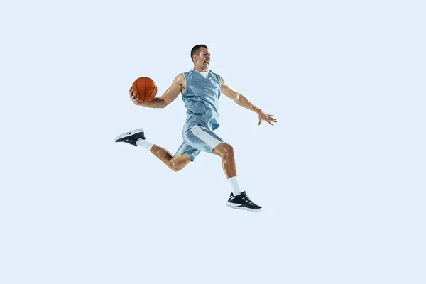 若いです白人スタジオ背景に対する白人バスケットボール選手 — ストック写真