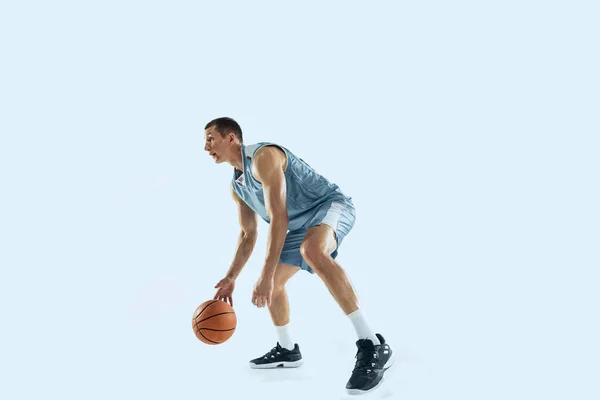 Jovem jogador de basquete caucasiano contra fundo estúdio branco — Fotografia de Stock