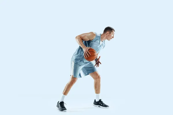 Jovem jogador de basquete caucasiano contra fundo estúdio branco — Fotografia de Stock