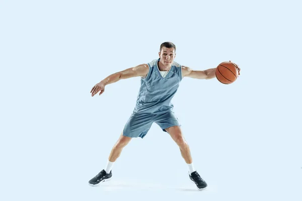Junge kaukasische Basketballspielerin vor weißem Studiohintergrund — Stockfoto