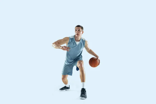 Jonge Kaukasische basketbalspeler tegen witte studio achtergrond — Stockfoto