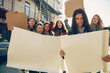 Sokaklarda kadın hakları ve eşitliğini protesto eden gençler