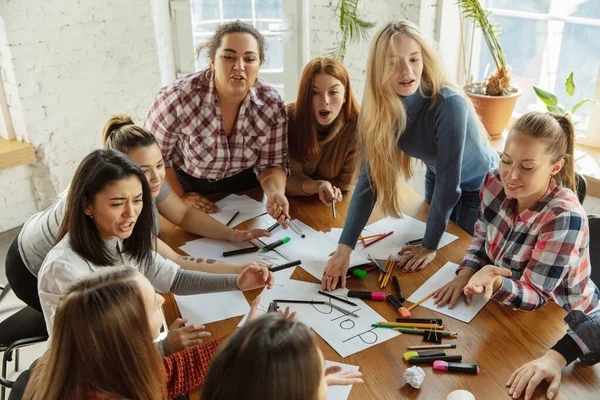 Jóvenes discutiendo sobre derechos de la mujer e igualdad en la oficina —  Fotos de Stock