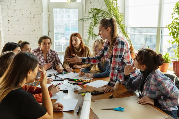 Les jeunes discutent des droits des femmes et de l'égalité au bureau — Photo