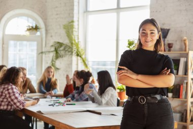 Ofiste kadın hakları ve eşitliği tartışan gençler