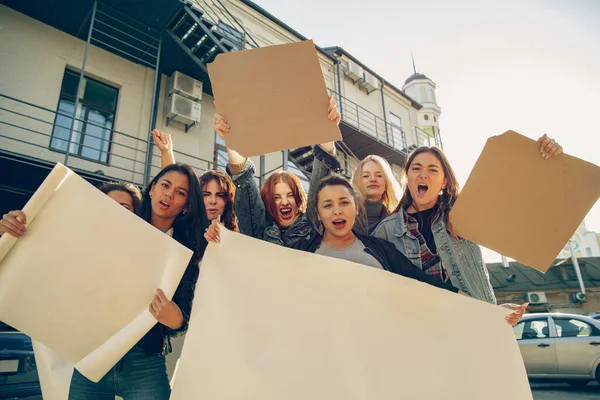 Jóvenes protestando por los derechos de la mujer y la igualdad en la calle — Foto de Stock