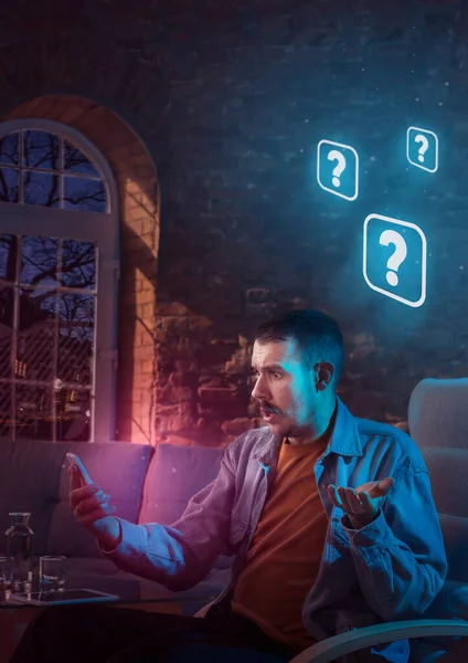 Άνθρωπος που χρησιμοποιεί gadget και να λαμβάνουν ειδοποιήσεις νέον στο σπίτι τη νύχτα — Φωτογραφία Αρχείου