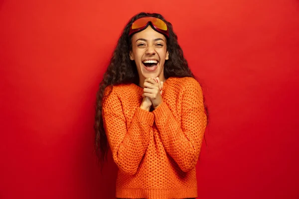 Africano-americano jovens mulheres retrato em máscara de esqui no fundo vermelho — Fotografia de Stock