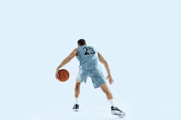 Fiatal kaukázusi kosárlabda játékos fehér stúdió háttér — Stock Fotó