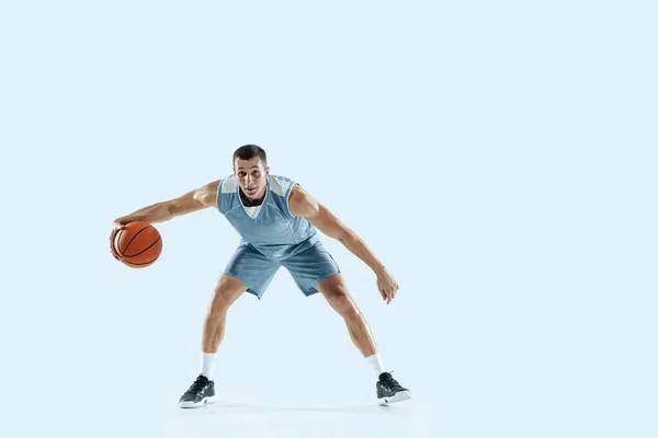 Jovem jogador de basquete caucasiano contra fundo estúdio branco — Fotografia de Stock