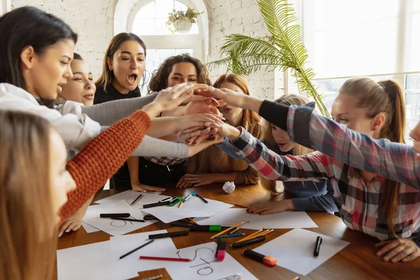 Les jeunes discutent des droits des femmes et de l'égalité au bureau — Photo