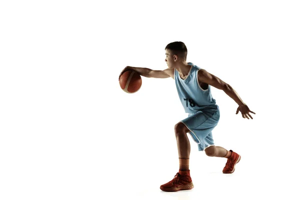 Retrato de comprimento total de um jovem jogador de basquete com bola — Fotografia de Stock