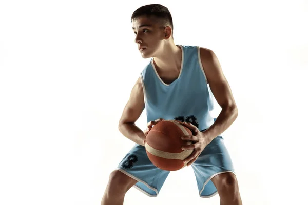 Retrato de comprimento total de um jovem jogador de basquete com bola — Fotografia de Stock