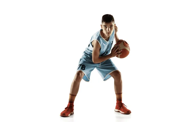 Retrato de comprimento total de um jovem jogador de basquete com bola — Fotografia de Stock