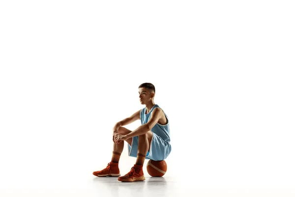 Retrato de comprimento total de um jovem jogador de basquete com bola — Fotografia de Stock