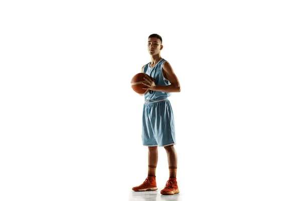 Retrato de comprimento total de um jovem jogador de basquete com bola — Fotografia de Stock