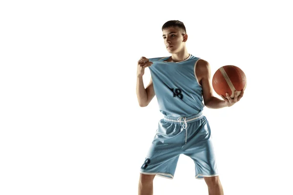 Retrato de comprimento total de um jovem jogador de basquete com bola — Fotografia de Stock