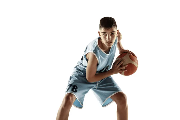 चेंडू असलेल्या तरुण बास्केटबॉल खेळाडूचे पूर्ण लांबी पोर्ट्रेट — स्टॉक फोटो, इमेज