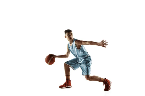 Retrato de comprimento total de um jovem jogador de basquete com bola — Fotografia de Stock