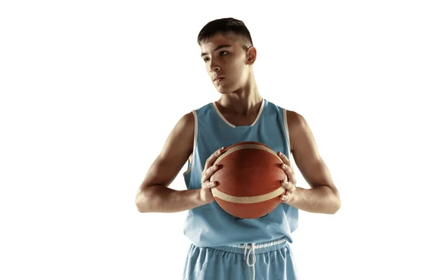 Portrett av en ung basketballspiller i full lengde med ball – stockfoto