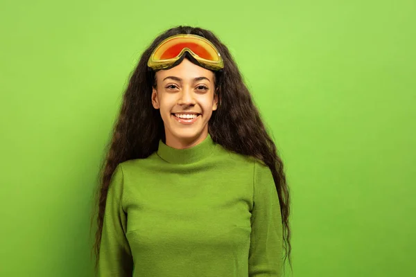Retrato de mulheres jovens afro-americanas em máscara de esqui em fundo verde — Fotografia de Stock