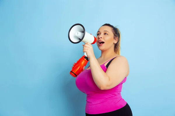 Jovem caucasiano plus size modelos femininos de treinamento em fundo azul — Fotografia de Stock