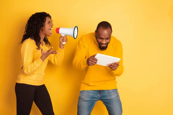 Joven afro-americano emocional hombre y mujer sobre fondo amarillo — Foto de Stock