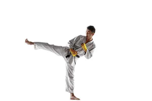 Pewny siebie Koreańczyk w Kimono praktykujący walki wręcz, sztuki walki — Zdjęcie stockowe