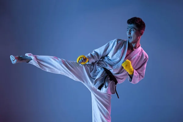 Zelfverzekerde Koreaanse man in kimono die hand in hand vecht, vechtsporten beoefent — Stockfoto