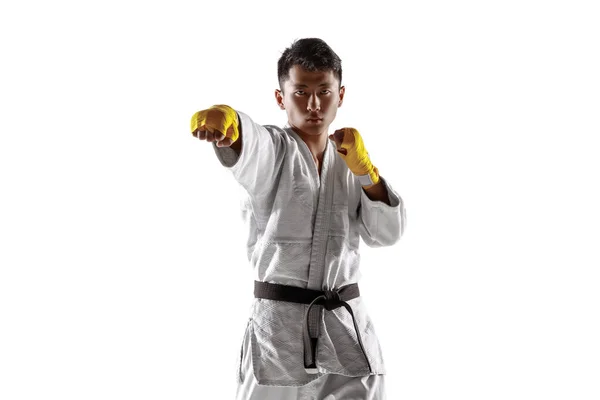 Hombre coreano de confianza en kimono practicando combate cuerpo a cuerpo, artes marciales —  Fotos de Stock