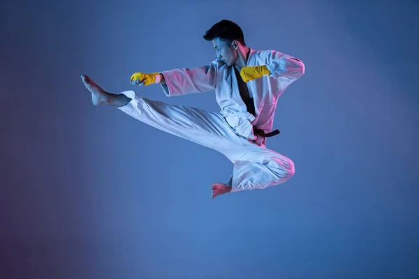 Homem coreano confiante em quimono praticando combate corpo a corpo, artes marciais — Fotografia de Stock