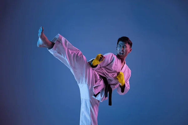 Zelfverzekerde Koreaanse man in kimono die hand in hand vecht, vechtsporten beoefent — Stockfoto