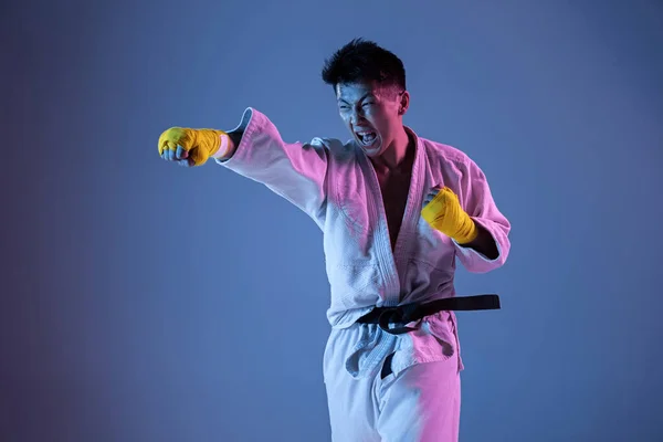 기모노를 입고 수동식 전투와 무술을 연습하는 한국 남자 — 스톡 사진