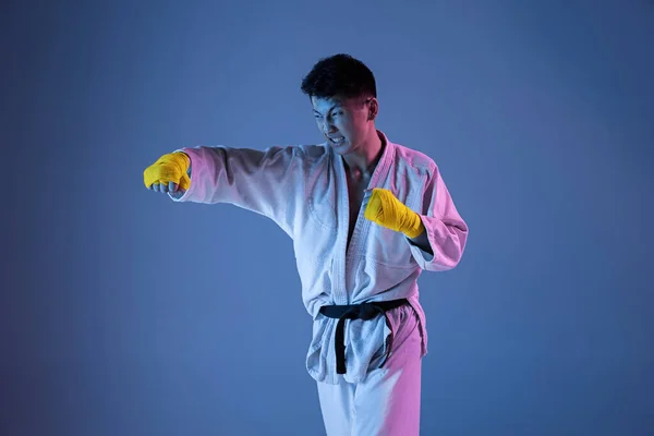 Självsäker koreansk man i Kimono tränar hand-till-hand strid, kampsport — Stockfoto