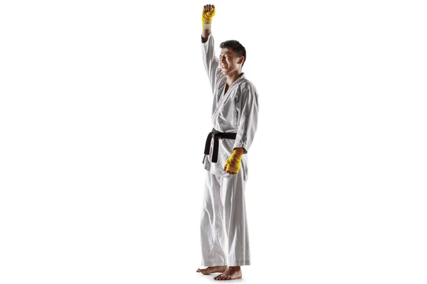 Fiducioso coreano in kimono che pratica combattimenti corpo a corpo, arti marziali — Foto Stock