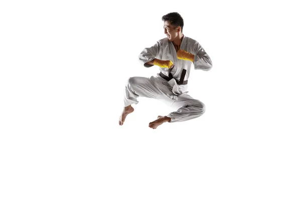 Självsäker koreansk man i Kimono tränar hand-till-hand strid, kampsport — Stockfoto