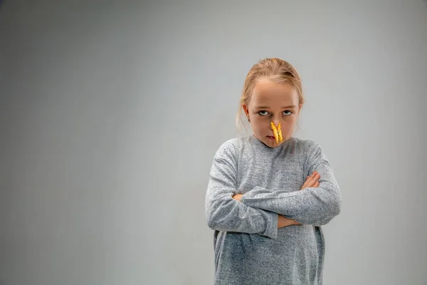 Kavkazská dívka nošení ochranné respirační pin spony proti znečištění ovzduší a soumraku na šedém pozadí studia — Stock fotografie