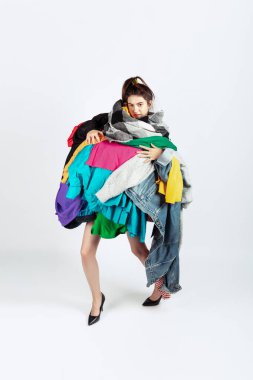 Satış ve kıyafet bağımlısı kadın, aşırı üretim ve çılgın talep