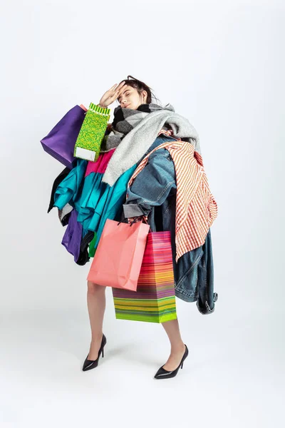 Mulher viciada em vendas e roupas, superprodução e demanda louca — Fotografia de Stock